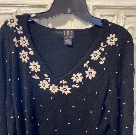 Spring Embroidered sweater - Picture 3 of 7